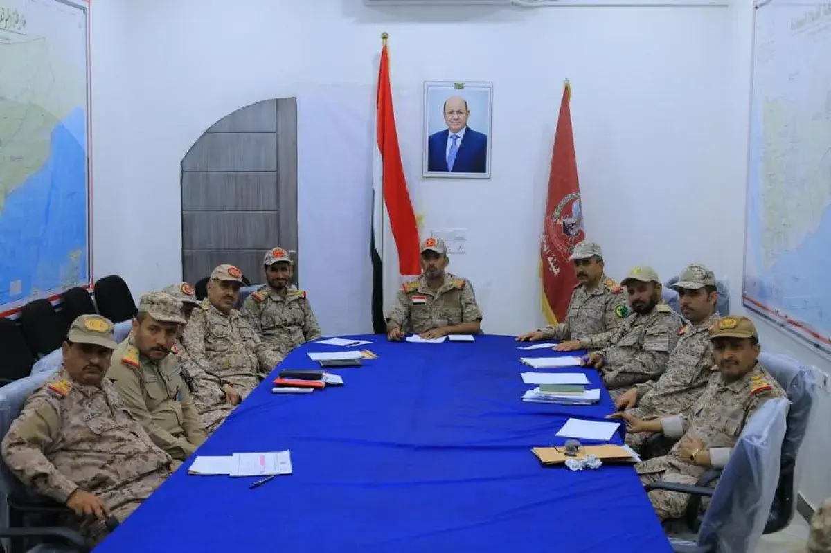 رئيس هيئة الأركان يترأس اجتماعاً موسعاً بقادة الهي...