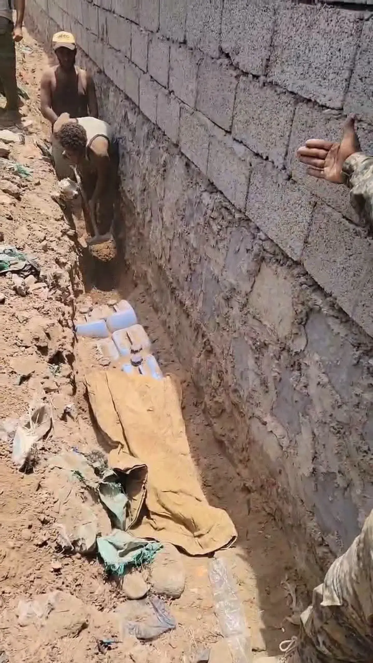 أمن عدن يضبط كميات كبيرة من المتفجرات والأحزمة الن...