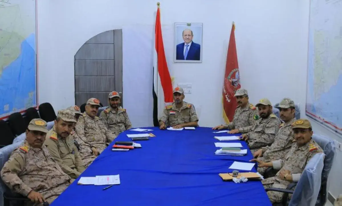 رئيس أركان الجيش اليمني يوجه برفع الجاهزية لمواجهة...
