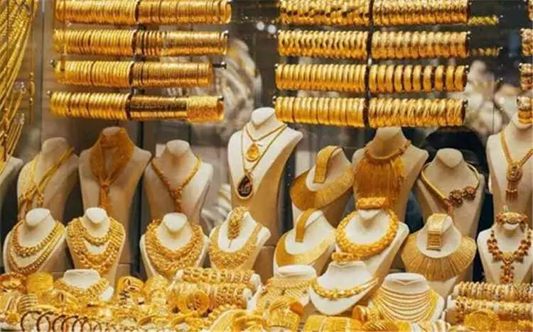 الذهب والمعادن النفيسة تخسر بريقها وتهبط إلى أدنى...