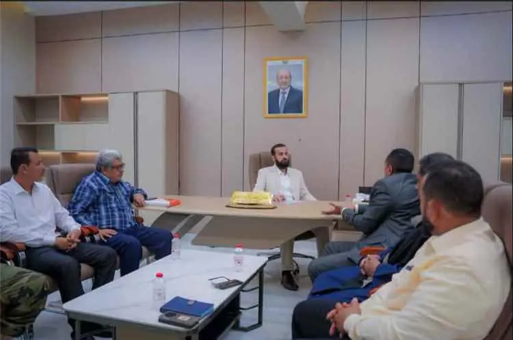 محافظ أبين يبحث تسريع مشاريع الطرق وصيانة البنية ا...