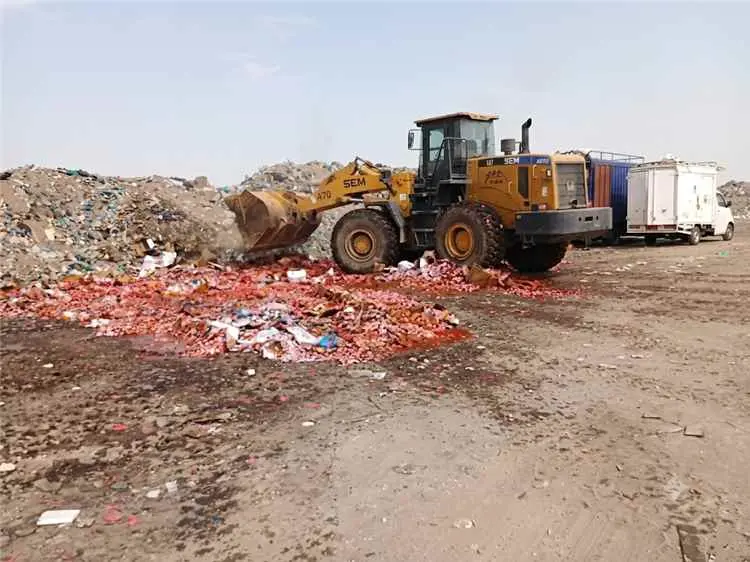 المنصورة تتلف 4 أطنان من الأغذية الفاسدة وحلويات ا...