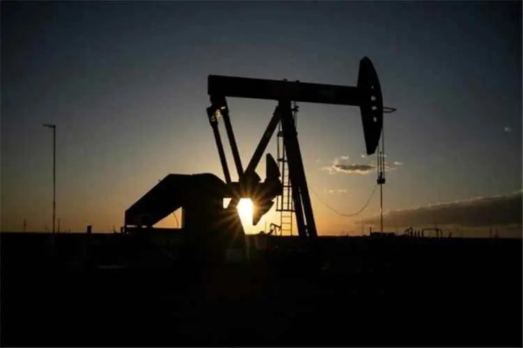 النفط يقفز فوق 3% وعقود برنت تلامس 76 دولاراً بعد...