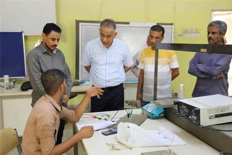 مدير عام مكتب التعليم الفني بعدن يتفقد سير الامتحا...