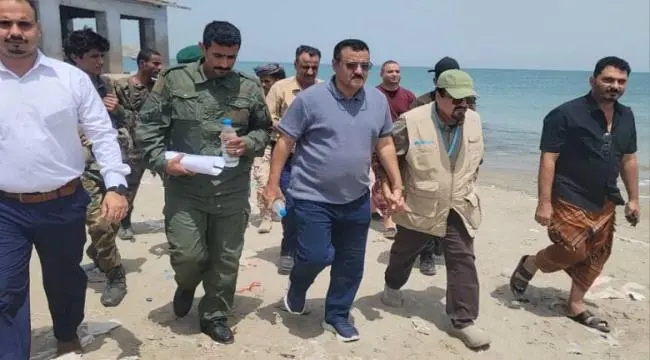 مدير البريقة وممثل من ( اليونبس ) يطلعان على إحتيا...