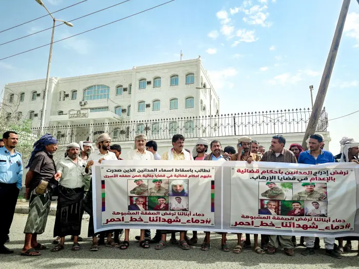 وقفة أمام مقر الصليب الأحمر بعدن رفضا لإطلاق إرهاب...