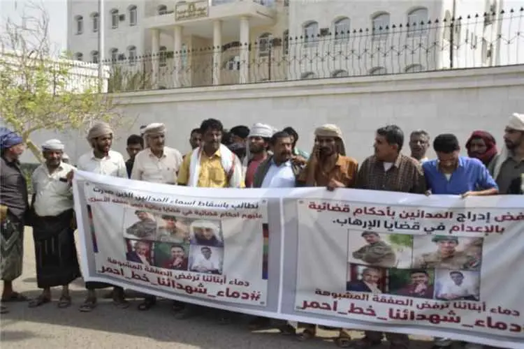 وقفة احتجاجية لأبناء شبوة أمام مكتب النائب العام بعدن رفضاً لإدراج مدانين  في صفقات تبادل الأسرى