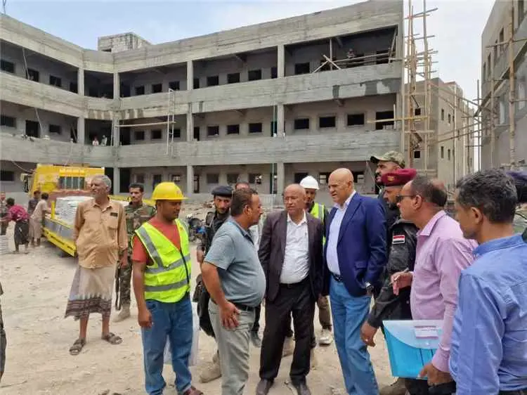 محافظ تعز يوجه بإعادة تفعيل وحدة صيانة وترميم الشو...