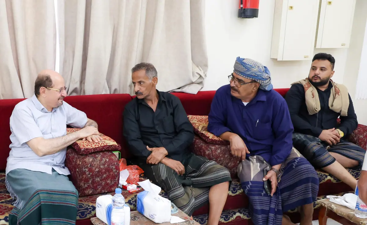 رئيس الوزراء يشارك في مجلس عزاء المناضل علي مسعد حسن الهدالي