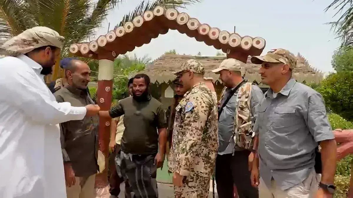 طارق صالح يعزي أسرة الشهيد وحيش ويؤكد: دماء الشهداء نبراس حتى استعادة الدولة