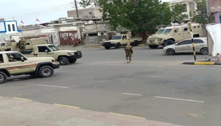 تفاصيل جديدة بشأن تبادل إطلاق نار بين قيادات أمنية داخل مجمع حكومي في اليمن