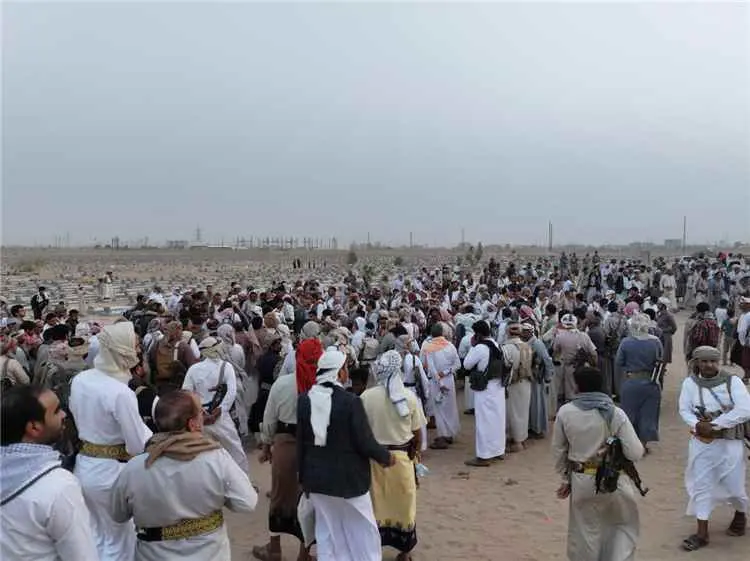 حشد قبلي غفير يشيّع شهيد المطارح بعد وفاته بالخطأ،...