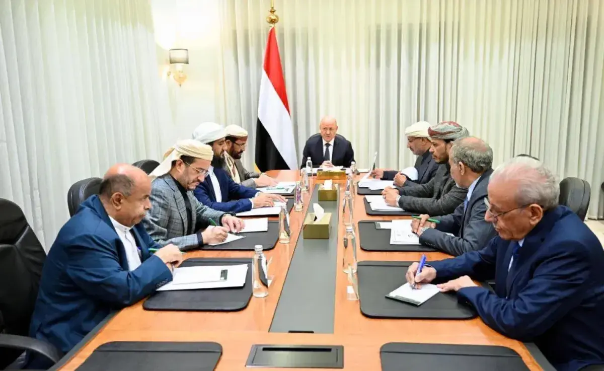 بينما إيران تهرّب قيادات الحوثي.. مجلس القيادة الر...