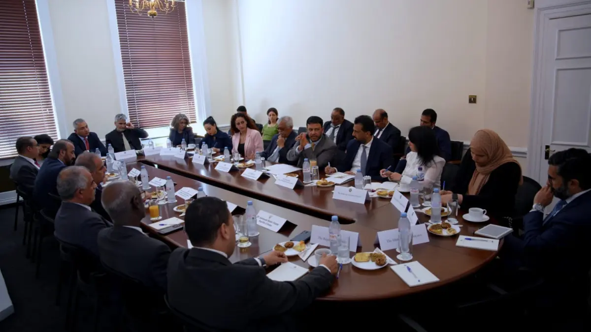 الدكتور عبدالله العليمي يبحث مع السفراء العرب في ل...