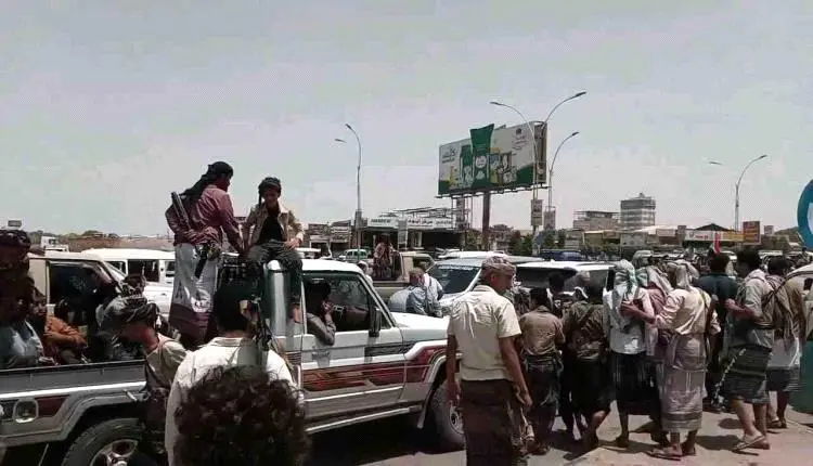هدوء حذر في عدن.. كواليس الوساطة التي أقنعت الحشود القبلية بالانسحاب عصر اليوم