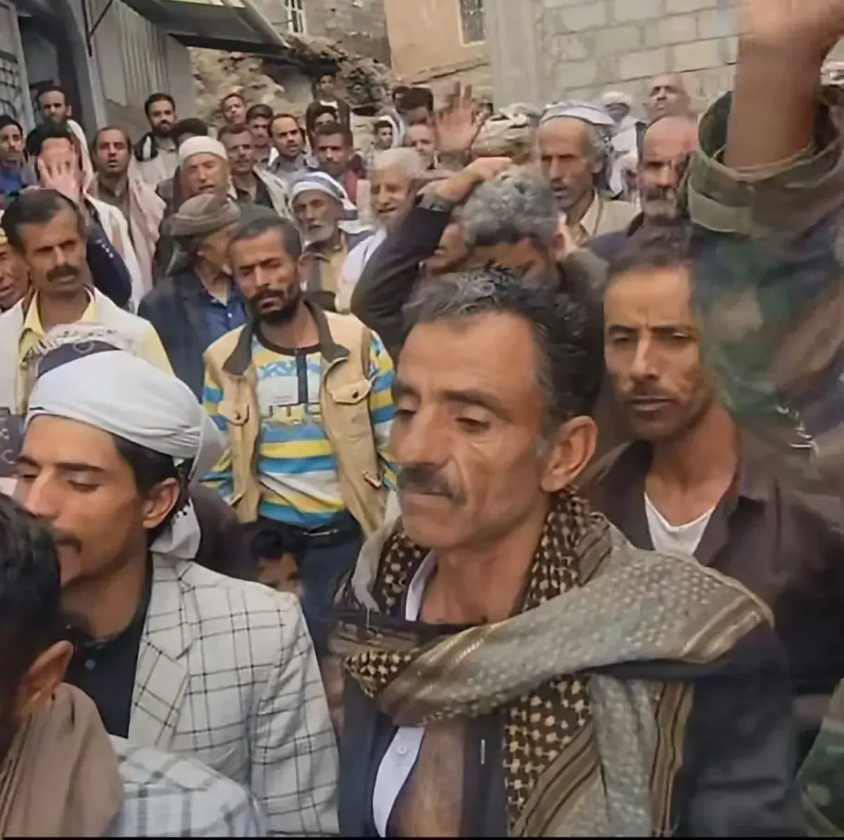 إب: وقفة احتجاجية تطالب بإعدام قتلة الشاب محمد الن...