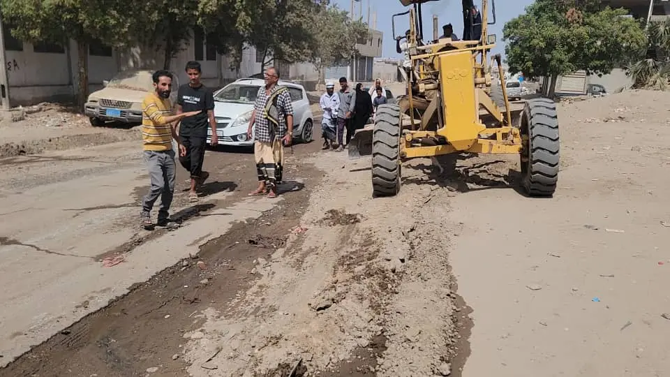 تدشين حملة لرفع الأتربة من شوارع الحسوة والشعب وبئ...