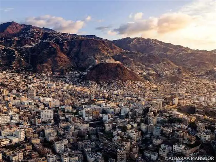 قصف حوثي يستهدف قرية سكنية غرب تعز ويصيب طفلة وشاب...