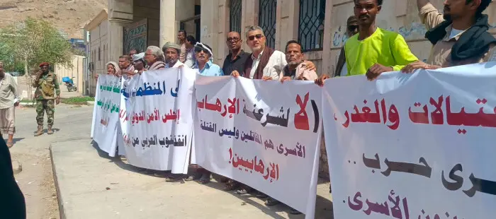 وقفة في المكلا رفضا لإطلاق السعودية 25 إرهابيا بصف...