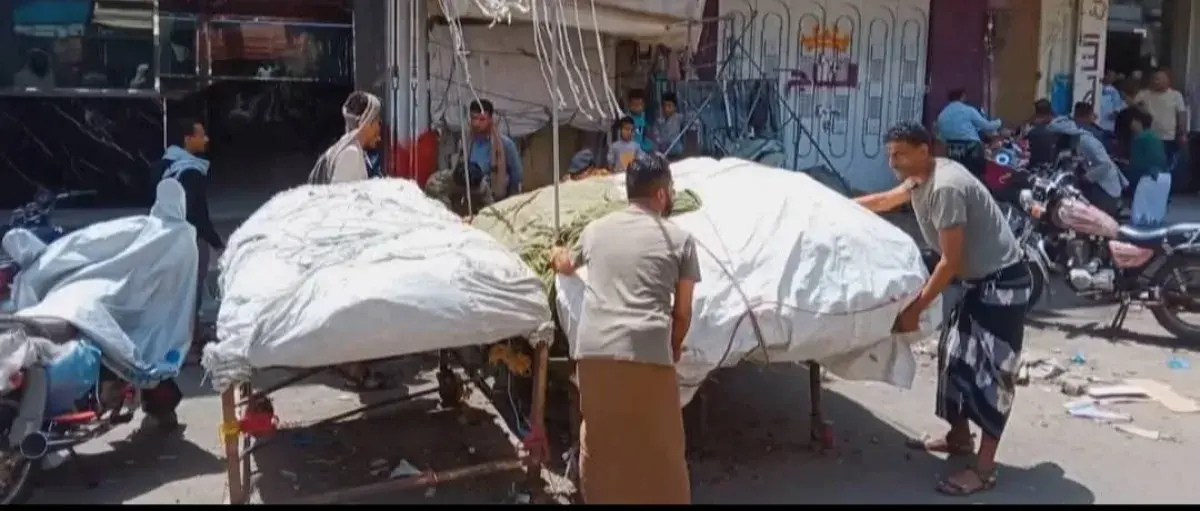 أمن الحملة ومرافقها الإعلامي يتلفان بضائع الباعة ف...