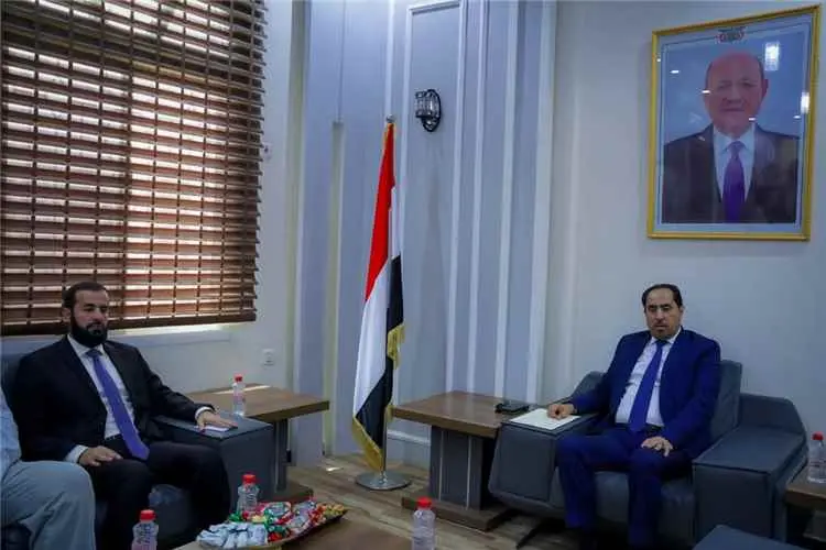 وزير الشباب والرياضة يناقش مع محافظ أبين أبرز قضايا الشباب ويؤكد دعم الوزارة لتطوير القطاع