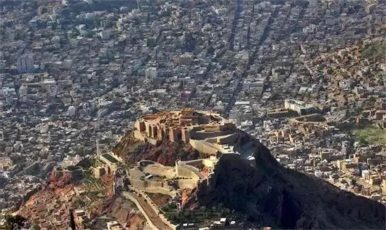 شرطة تعز تباشر إجراءات التحقيق في حادثة وفاة امرأة إثر عبث طفل بسلاح ناري