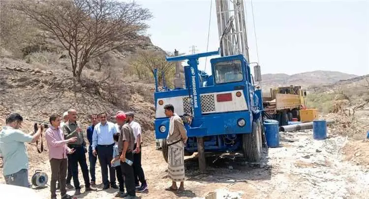 مدير عام ردفان يتفقد مشروع حفر آبار حقل حلية الاست...