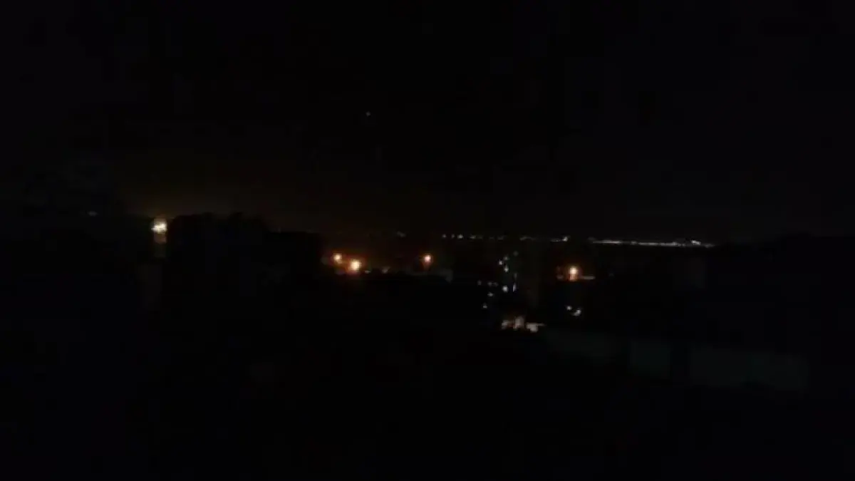 عدن.. انقطاع خدمة الكهرباء 22 ساعة يفاقم معاناة سكان التواهي والمعلا