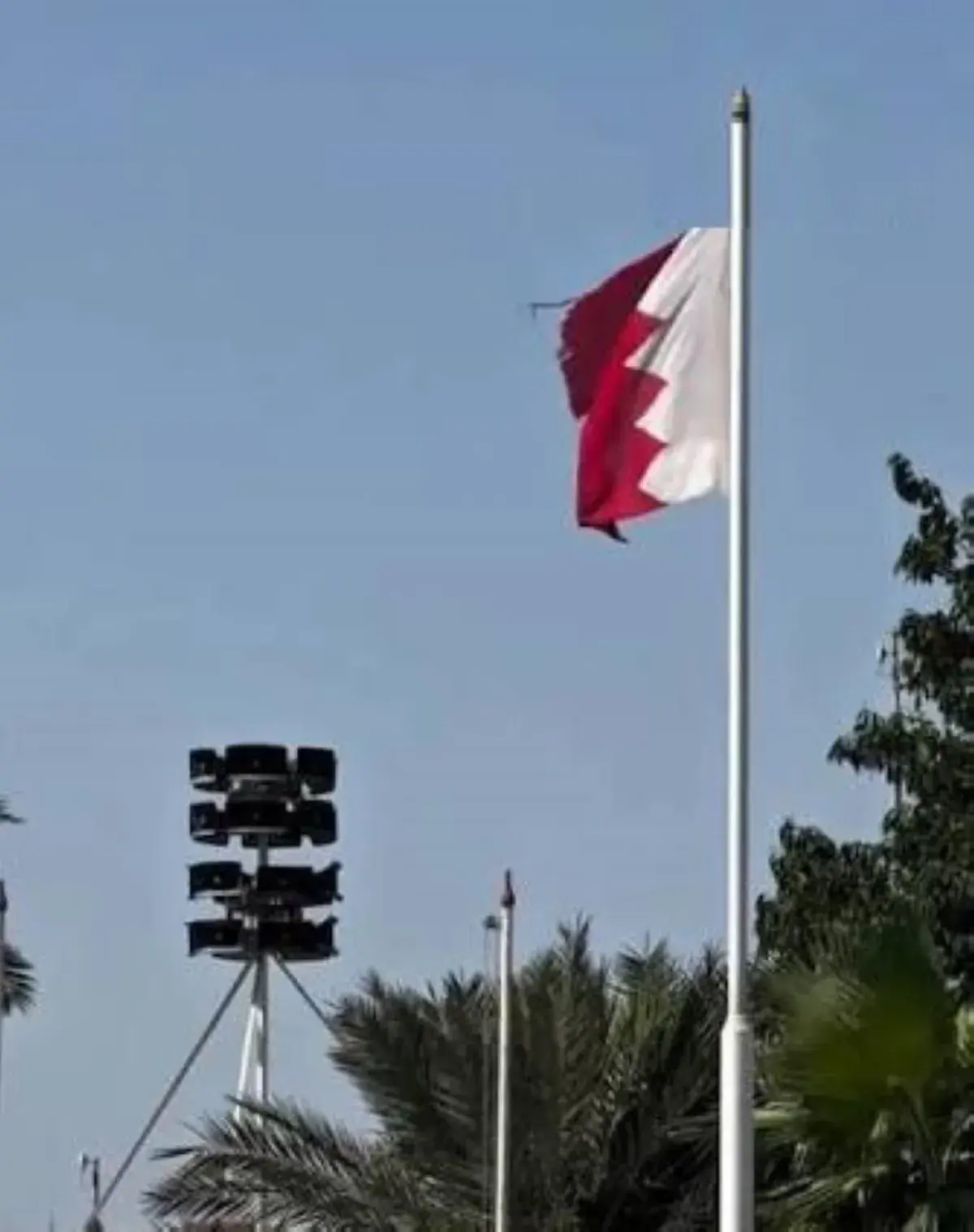 البحرين تطلق صفارات الإنذار وتدعو المواطنين والمقي...