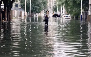 سيول شديدة تغمر طرقاً وتجرف مركبات في شمال الصين