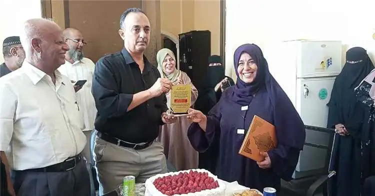 مدير عام صحة عدن يكرم مديرة مركز الطوارئ التوليدية بصيرة تقديراً لجهودها المتميزة في إحداث النقلة النوعية للمركز