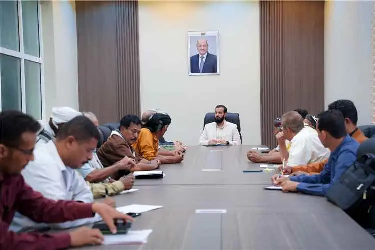 محافظ أبين يلتقي المجلس المحلي ويشدد على أهمية دور...