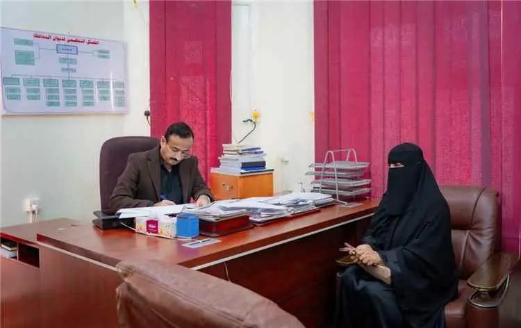 محافظ شبوة يؤكد اهتمام السلطة المحلية بقضايا المرأة وتعزيز دورها في مسيرة التنمية.