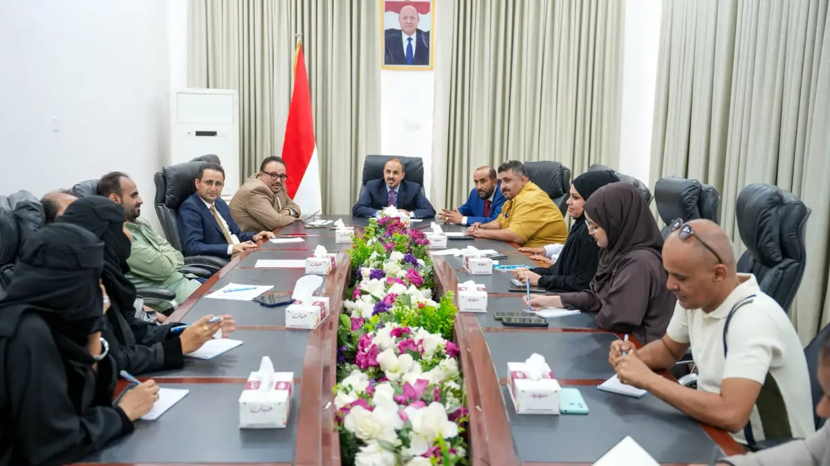 الإرياني يوجه وسائل الإعلام بتوعية المجتمع بخطورة محاولات الحوثيين رهن اليمن لمصالح إيران