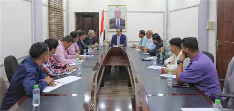 وزير الشباب والرياضة يناقش اوضاع نادي الروضة بعدن...