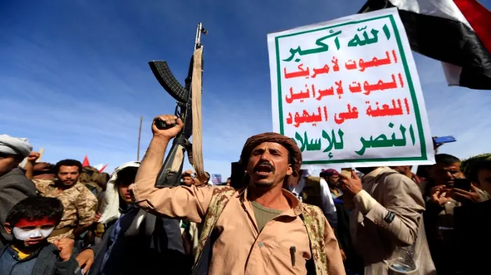 صحيفة بريطانية: واشنطن منحت الرياض الضوء الأخضر لضرب الحوثيين والسعودية لم تحسم قرارها