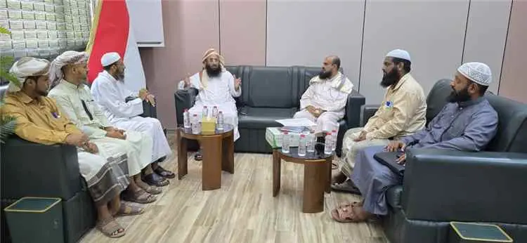وزير الأوقاف يبحث مع جمعية الحكمة اليمانية تعزيز ا...