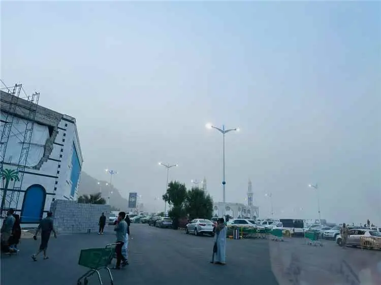 موجة غبار كثيفة تضرب عدن وتتسبب بتدنٍ في مدى الرؤي...