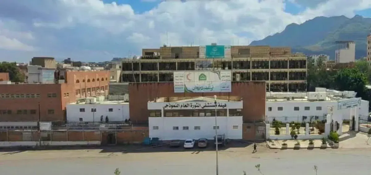 مسلحون حوثيون يعتدون بالضرب على طبيب في مستشفى الث...