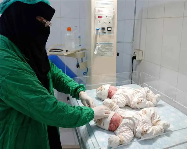 مستشفى أحور العام ينجح في ولادة توأم إناث بعملية ق...