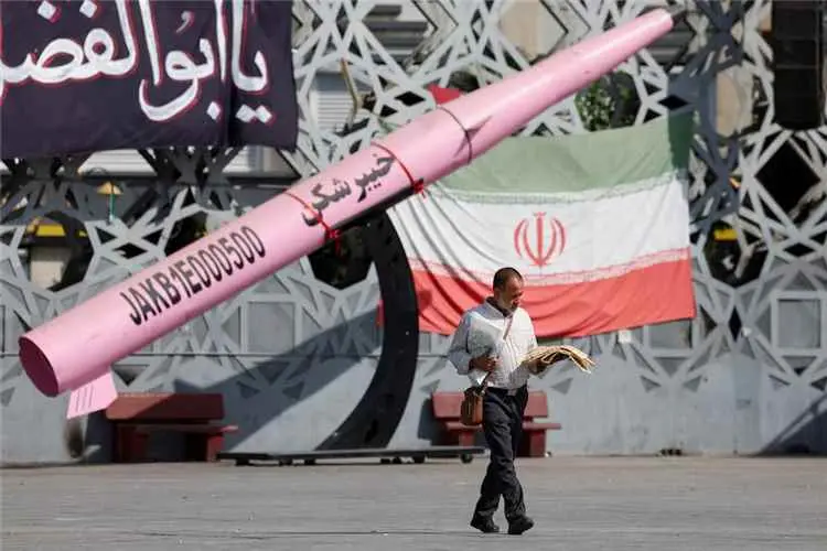 إيران تجدد هجماتها على دول الخليج بعد ليلة أخرى من...