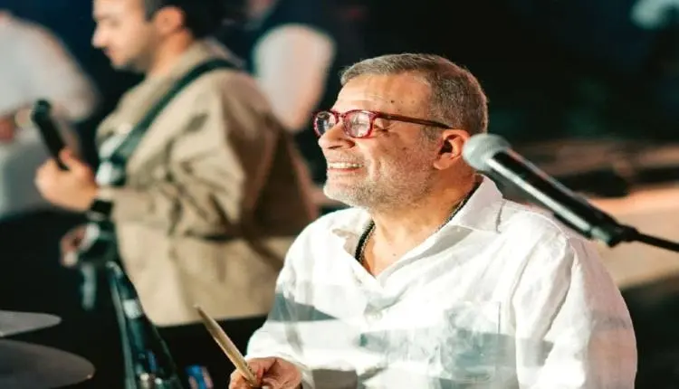 شريف منير يتحدث عن كواليس ظهوره عازفًا على الدرامز...