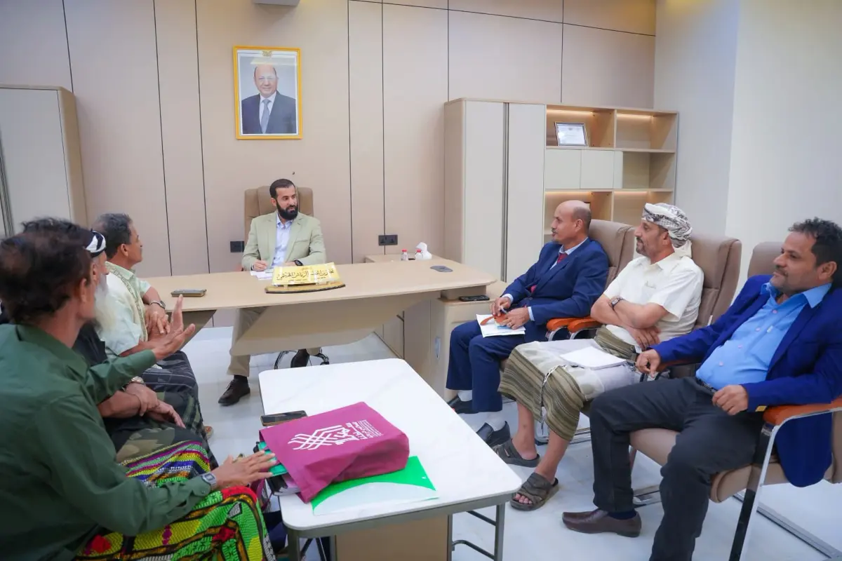 محافظ أبين يلتقي مدير عام مديرية سباح ويناقش احتياجات المديرية