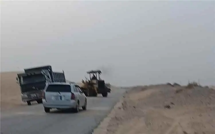 مدير إعلام رضوم: استمرار أعمال إزالة الرمال الزاحفة من الطريق الدولي عتق - المكلا بمنطقة النشيمة