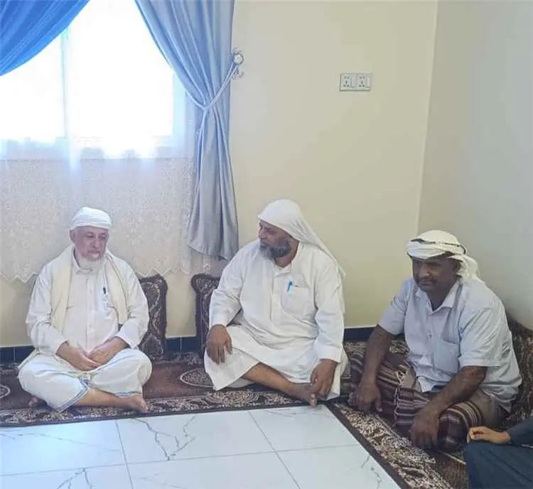 الشيخ باحنحن يطمئن على صحة الشيخ بانجوة بعد إجراء عملية جراحية