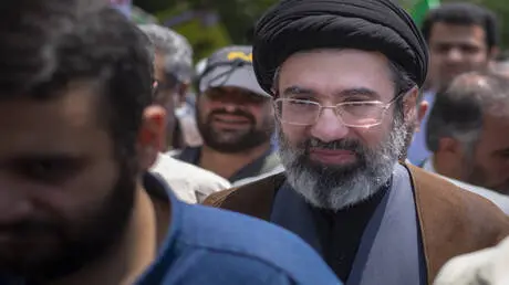 مسؤولون أمنيون في إسرائيل: مجتبى خامنئي في إيران و...