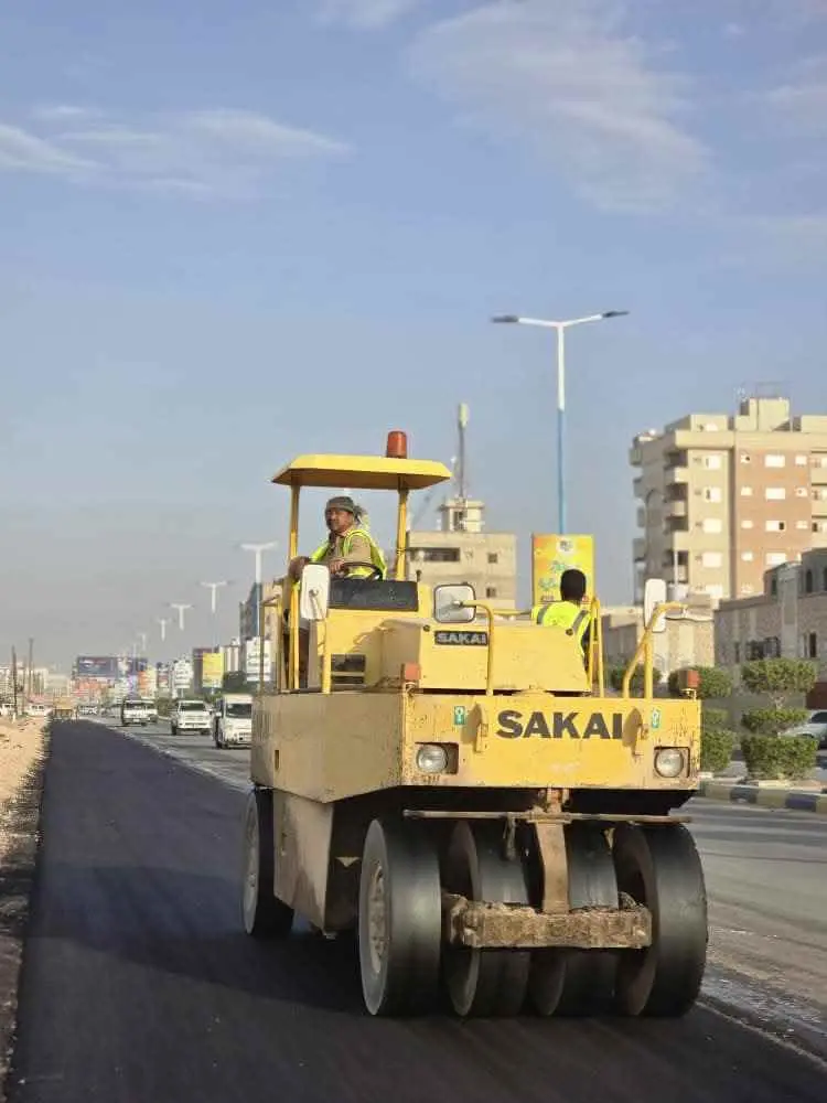 المحافظ بن الوزير يتابع سير الإنجاز في مشروع تأهيل وتوسعة شارع الأربعين بمدينة عتق