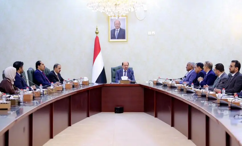 الحكومة اليمنية تؤكد تمسكها بالسيادة وتحذر من تداع...