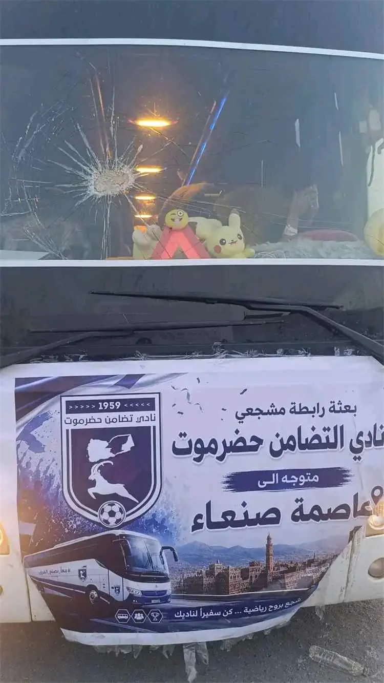 اعتداء على حافلة جماهير تضامن حضرموت في أحور وإصاب...