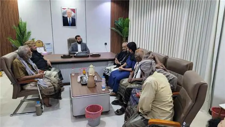 محافظ أبين يلتقي مشايخ ووجهاء قبيلة الجعادنة ويؤكد...